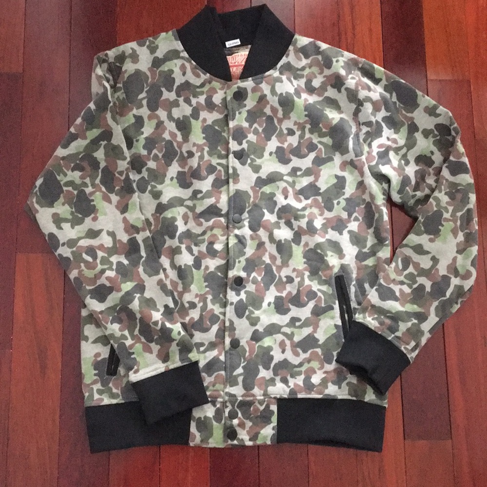 Trademark Brooklyn Cloth Men’s Camo Sweater Size M